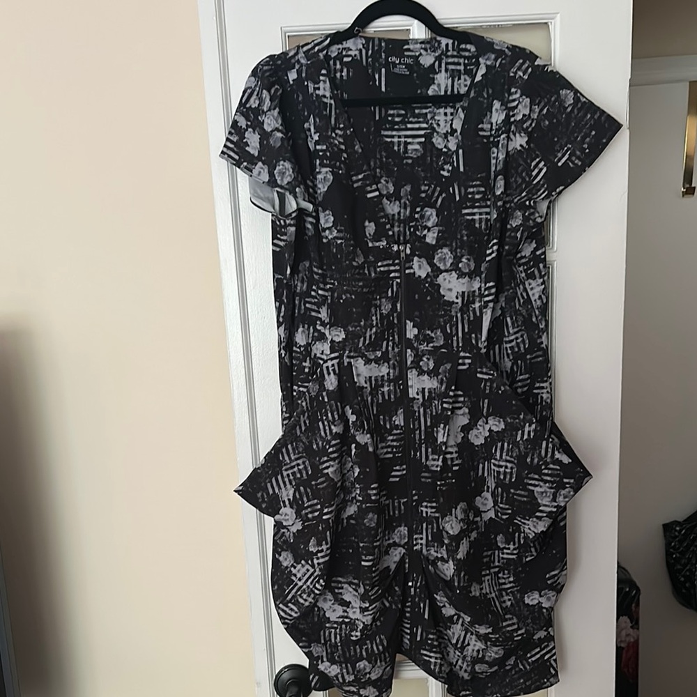 City Chic Black and Gray Abstract Dress